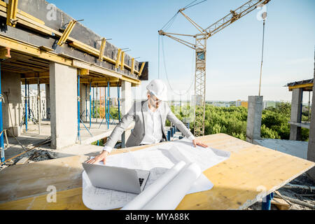 Ingenieur mit Zeichnungen auf die Struktur Stockfoto