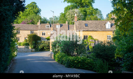 Cotswold Hütten im Dorf Naunton am späten Abend Feder Sonnenlicht. Naunton, Cotswolds, Gloucestershire, England Stockfoto