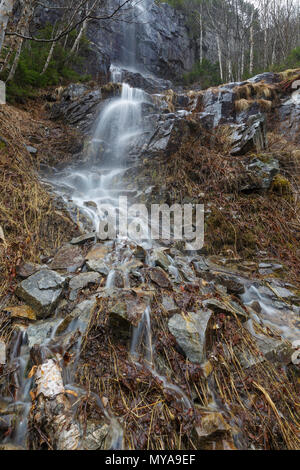 Ein Saisonaler Wasserfall in einem alten Erdrutsch Pfad auf der Westflanke des Mount Lafayette in Franconia Notch, New Hampshire in den Frühlingsmonaten. Stockfoto