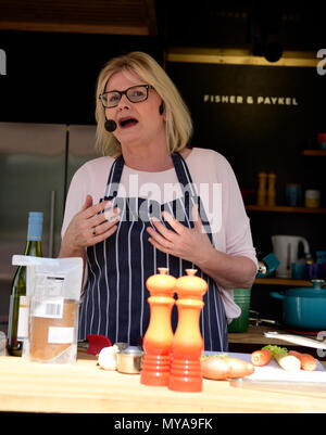 Jane Devonshire, 2016 BBC MasterChef Meister, was eine kochvorführung am jährlichen Brunnenkresse Festival, Alresford, Hampshire, UK. 20.05.2018. Stockfoto