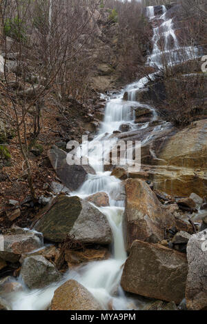 Ein Saisonaler Wasserfall in einem alten Erdrutsch Pfad auf der Westflanke des Mount Lafayette in Franconia Notch, New Hampshire in den Frühlingsmonaten. Diese Stockfoto