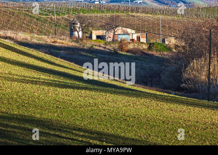 Verlassene Bauernhaus in den Hügeln der Abruzzen. Im Hintergrund die Gran Sasso Kette. Abruzzen, Italien, Europa Stockfoto