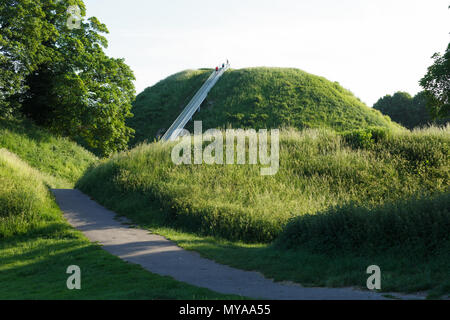 Die Menschen gehen auf die Schritte der Gras bedeckt mottte Castle Hill, Thetford, Norfolk, Großbritannien. Die Schritte wurden gebaut und im April 2017 eröffnet. Hingegen Ungeschärft Stockfoto