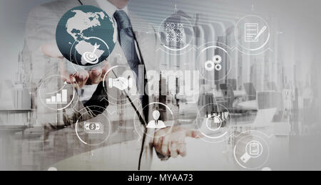 Business Process Management und Workflow Automation Diagramm und Zahnräder in virtuellen Flussdiagramm. business Holding die Erde und abstrakte Stadt als Konzept Stockfoto