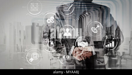 Business Process Management und Workflow Automation Diagramm und Zahnräder in virtuellen Flussdiagramm. Geschäftsmann und abstrakte Stadt als Konzept Stockfoto