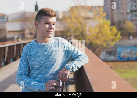 Portrait von Stattlichen Teenager im Freien Stockfoto