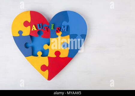 Ein buntes Herz machte der symbolischen Autismus Puzzleteile. Stockfoto