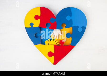 Puzzle Herz Hände Unterstützung autism Bewußtsein Stockfoto