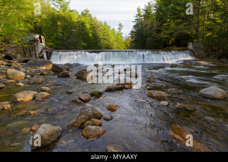 Parker Damm entlang der Pemigewasset River in North Woodstock, New Hampshire in den Frühlingsmonaten. Dies ist der Standort einer alten Mühle, die bis t Stockfoto