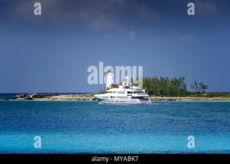 Yacht segeln an der Karibik in der Nähe der Spitze von Paradise Island auf den Bahamas Stockfoto