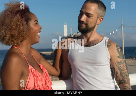 Gemischt lief Paar an sonnigen Strand im Sommer Urlaub Stockfoto