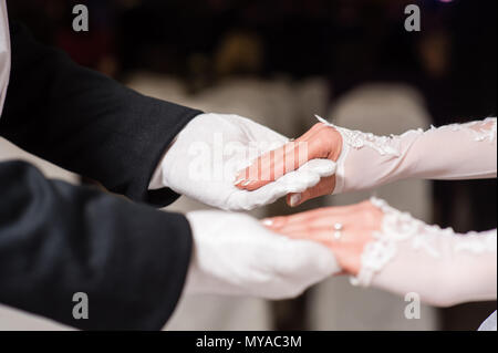 Hände von Paar in weißen Handschuhen Walzer Stockfoto