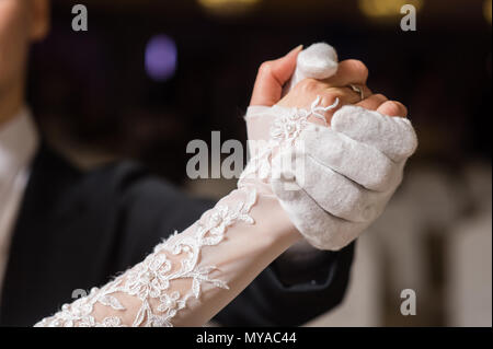 In der Nähe von Paar Hände in weißen Handschuhen Stockfoto