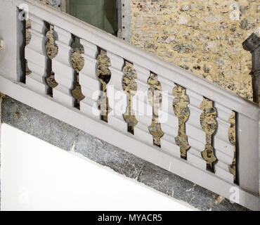 Alte mittelalterliche Treppe Zaun mit konkreten Stein vintage Säulen. Schloss stil Geländer Innenbereich Haus Textur muster für Schritte. Stockfoto