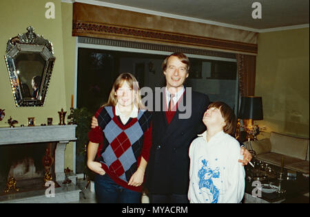 Michael Prinz von Preußen mit den Töchtern Micaela (links) und Nataly, Deutschland 1981. Michael Prinz von Preußen mit seinen Töchtern Micaela (links) und Nataly, Deutschland 1981. Stockfoto