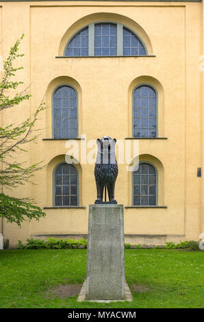 Statue eines Löwen (Kopie der Braunschweiger Löwe) im Innenhof der Basilika St. Martin, Weingarten, Baden-Württemberg, Deutschland. Stockfoto
