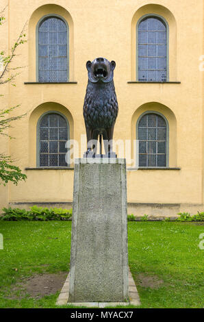 Statue eines Löwen (Kopie der Braunschweiger Löwe) im Innenhof der Basilika St. Martin, Weingarten, Baden-Württemberg, Deutschland. Stockfoto