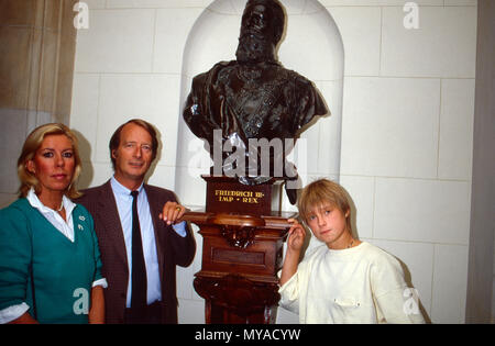 Michael Prinz von Preußen mit Ehefrau Brigitta und Tochter Nataly in Bad Soden, Deutschland 1983. Michael Prinz von Preußen Mit seiner Frau Brigitta und Tochter Nataly in Bad Soden, Deutschland 1983. Stockfoto