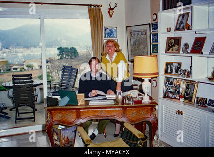 Michael Prinz von Preußen mit Ehefrau Brigitta in seinem Büro in Andratx, Spanien 1990. Michael Prinz von Preußen Mit seiner Frau Brigitte in seinem Büro am Port de Andratx, Spanien 1990. Stockfoto