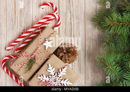 Weihnachten und neues Jahr Dekorationen Hintergrund mit Tannenzapfen, tannenzweigen, Geschenkboxen und Süßigkeiten auf weißem Hintergrund. Stockfoto