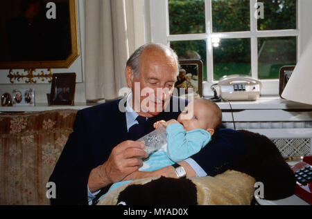 Großvater Louis Ferdinand Prinz von Preußen is also Thunfischwadenfänger Enkeltochter Prinzessin Irina das Fläschchen, Deutschland 1988. Großvater Louis Ferdinand Prinz von Preußen gibt dem Baby Flasche zu seiner Enkelin Prinzessin Irina, Deutschland 1988. Stockfoto