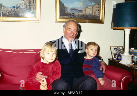 Der Großvater Louis Ferdinand Prinz von Preußen mit-Enkelkindern Christian Ludwig und Irina, Deutschland 1991. Großvater Louis Ferdinand von Preußen mit seinem Enkel Christian Ludwig und Irina, Deutschland 1991. Stockfoto