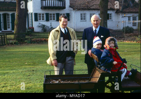 Der Großvater Louis Ferdinand Prinz von Preußen mit-Enkelkindern Christian Ludwig und Irina und deren Vater Christian Sigismund, Deutschland 1991. Großvater Louis Ferdinand von Preußen mit seinem Enkel Christian Ludwig und Irina und ihren Vater Christian Sigismund, Deutschland 1991. Stockfoto