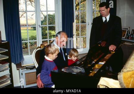 Der Großvater Louis Ferdinand Prinz von Preußen mit-Enkelkindern Christian Ludwig und Irina und deren Vater Christian Sigismund, Deutschland 1991. Großvater Louis Ferdinand von Preußen mit seinem Enkel Christian Ludwig und Irina und ihren Vater Christian Sigismund, Deutschland 1991. Stockfoto