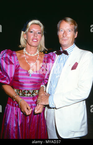 Michael Prinz von Preußen mit Ehefrau Brigitta im Wohnzimmer, Deutschland 1986. Michael Prinz von Preußen Mit seiner Frau Brigitta, Deutschland 1986 Stockfoto