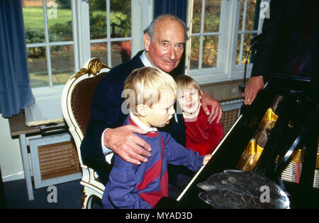 Der Großvater Louis Ferdinand Prinz von Preußen mit-Enkelkindern Christian Ludwig und Irina, Deutschland 1991. Großvater Louis Ferdinand von Preußen mit seinem Enkel Christian Ludwig und Irina, Deutschland 1991. Stockfoto