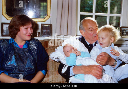 Prinzessin Nina, geb. von Reventlow, daneben herzt Großvater Louis Ferdinand Prinz von Preußen sterben Enkelkinder Prinzessin Irina und stand Bruder Christian Ludwig, Deutschland 1988. Prinzessin Nina, nee von Reventlow, und mein Großvater Louis Ferdinand Prinz von Preußen streichelte seinen Enkelkindern Prinzessin Irina und Christian Ludwig, Deutschland 1988. Stockfoto