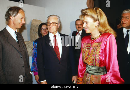 Königin Noor von Jordanien besucht eine Ausstellung in Köln, Deutschland 1988. Königin Noor von Jordanien Besuch einer Ausstellung in Köln, Deutschland 1988. Stockfoto