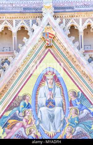 Detail der Fassade der Kathedrale von Orvieto, Umbrien, Italien. Mosaik, die Himmelfahrt der Jungfrau Maria Stockfoto