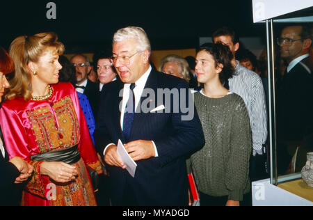 Königin Noor von Jordanien besucht mit Oberbürgermeister Norbert Burger eine Ausstellung in Köln, Deutschland 1988. Königin Noor von Jordanien Besuch einer Ausstellung in Köln mit Oberbürgermeister Norbert Burger, Deutschland 1988. Stockfoto