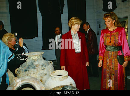 Königin Noor von Jordanien besucht mit Marianne von Weizsäcker eine Ausstellung in Köln, Deutschland 1988. Königin Noor von Jordanien Besuch einer Ausstellung in Köln mit Marianne von Weizsaecker, Deutschland 1988. Stockfoto