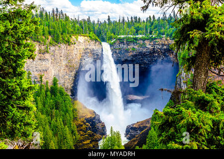 Eine spektakuläre Aussicht auf die 141 m freier Fall Helmcken Falls Carving in den vulkanischen Felsen in der Umgebung der schönen Wells Gray Provincial Park in British Columbia Stockfoto