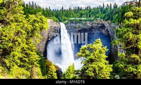 Eine spektakuläre Aussicht auf die 141 m freier Fall Helmcken Falls Carving in den vulkanischen Felsen in der Umgebung der schönen Wells Gray Provincial Park in British Columbia Stockfoto