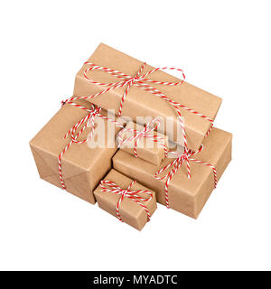 Haufen Geschenke in Kraftpapier mit roten Seil. Niemand. Stockfoto