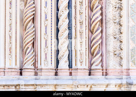 Detail der Fassade der Kathedrale von Orvieto, Umbrien, Italien. Spirale Marmorsäulen mit Mosaiken verziert Stockfoto