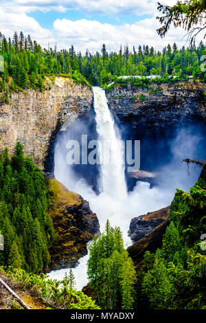 Eine spektakuläre Aussicht auf den freien Fall Helmcken Falls Carving in den vulkanischen Felsen in der Umgebung der schönen Wells Gray Provincial Park in British Columbia Kanada Stockfoto