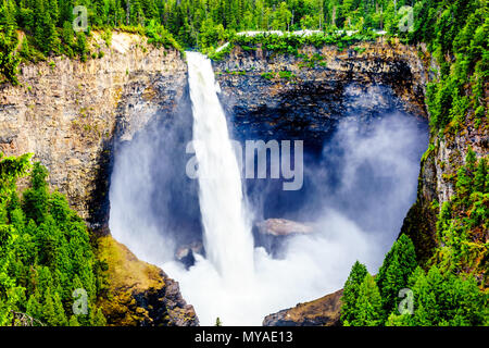 Eine spektakuläre Aussicht auf die 141 m freier Fall Helmcken Falls Carving in den vulkanischen Felsen in der Umgebung der schönen Wells Gray Provincial Park in British Columbia Stockfoto