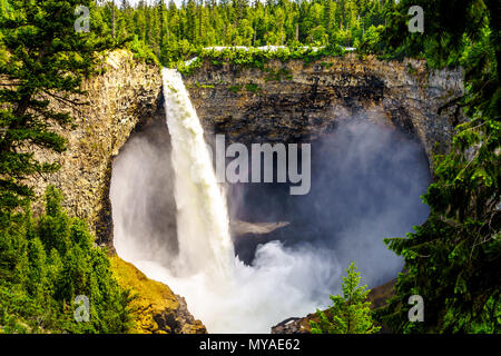 Eine spektakuläre Aussicht auf die 141 m freier Fall Helmcken Falls Carving in den vulkanischen Felsen in der Umgebung der schönen Wells Gray Provincial Park in British Columbia Stockfoto