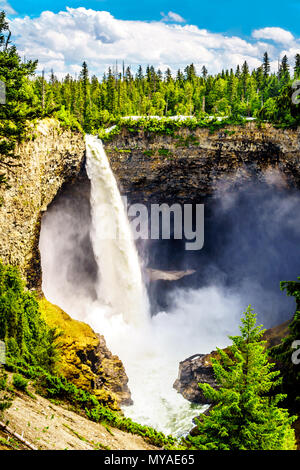 Eine spektakuläre Aussicht auf den freien Fall Helmcken Falls Carving in den vulkanischen Felsen in der Umgebung der schönen Wells Gray Provincial Park in British Columbia Kanada Stockfoto