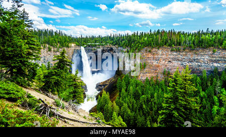 Eine spektakuläre Aussicht auf den freien Fall Helmcken Falls Carving in den vulkanischen Felsen in der Umgebung der schönen Wells Gray Provincial Park in British Columbia Kanada Stockfoto