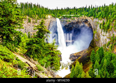 Eine spektakuläre Aussicht auf die 141 m freier Fall Helmcken Falls Carving in den vulkanischen Felsen in der Umgebung der schönen Wells Gray Provincial Park in British Columbia Stockfoto