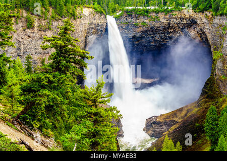 Eine spektakuläre Aussicht auf die 141 m freier Fall Helmcken Falls Carving in den vulkanischen Felsen in der Umgebung der schönen Wells Gray Provincial Park in British Columbia Stockfoto