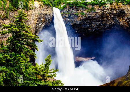 Eine spektakuläre Aussicht auf die 141 m freier Fall Helmcken Falls Carving in den vulkanischen Felsen in der Umgebung der schönen Wells Gray Provincial Park in British Columbia Stockfoto