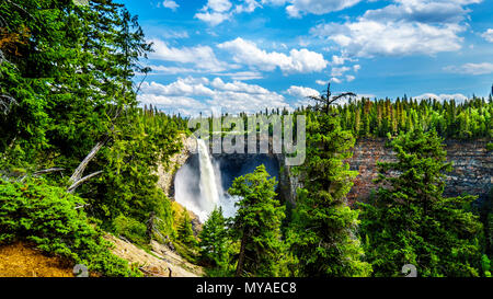 Eine spektakuläre Aussicht auf den freien Fall Helmcken Falls Carving in den vulkanischen Felsen in der Umgebung der schönen Wells Gray Provincial Park in British Columbia Kanada Stockfoto