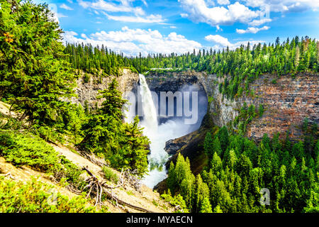 Eine spektakuläre Aussicht auf den freien Fall Helmcken Falls Carving in den vulkanischen Felsen in der Umgebung der schönen Wells Gray Provincial Park in British Columbia Kanada Stockfoto