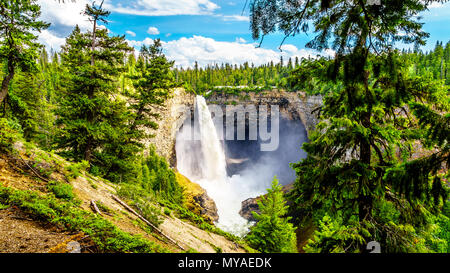 Eine spektakuläre Aussicht auf den freien Fall Helmcken Falls Carving in den vulkanischen Felsen in der Umgebung der schönen Wells Gray Provincial Park in British Columbia Kanada Stockfoto